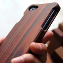 手に馴染む1ピースの木製iPhoneケース