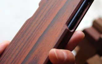 手に馴染む1ピースの木製iPhoneケース